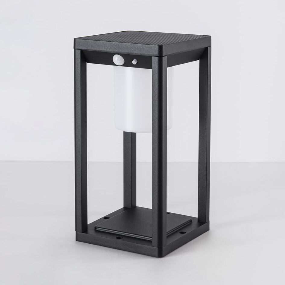Solcellsdriven stående utomhuslampa Kiran med sensor - svart med integrerad LED