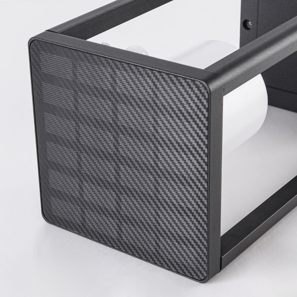 Solcellsdriven stående utomhuslampa Kiran med sensor - svart med integrerad LED