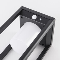 Solcellsdriven stående utomhuslampa Kiran med sensor - svart med integrerad LED