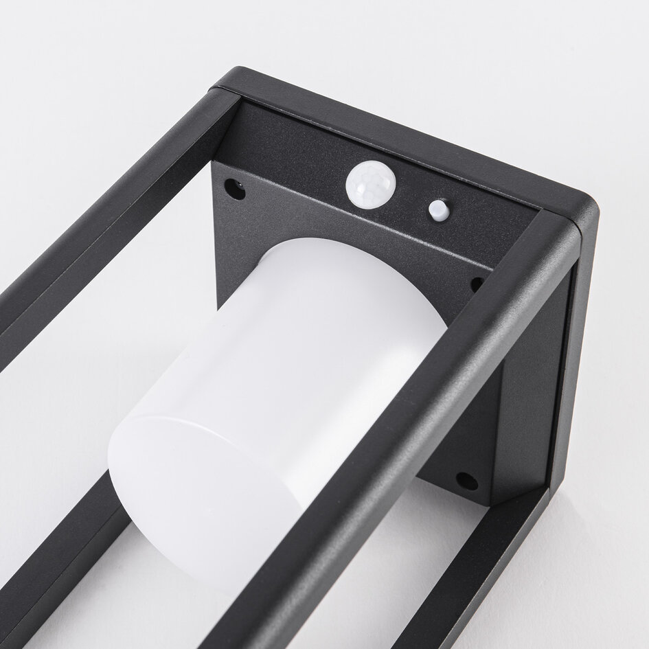 Solcellsdriven stående utomhuslampa Kiran med sensor - svart med integrerad LED
