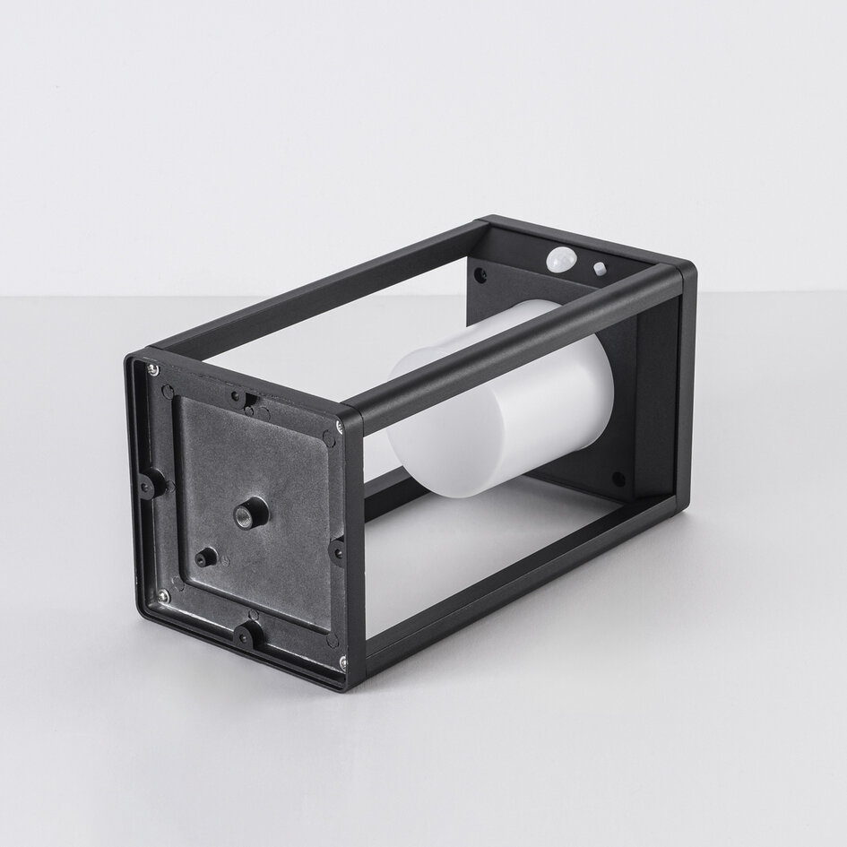 Solcellsdriven stående utomhuslampa Kiran med sensor - svart med integrerad LED