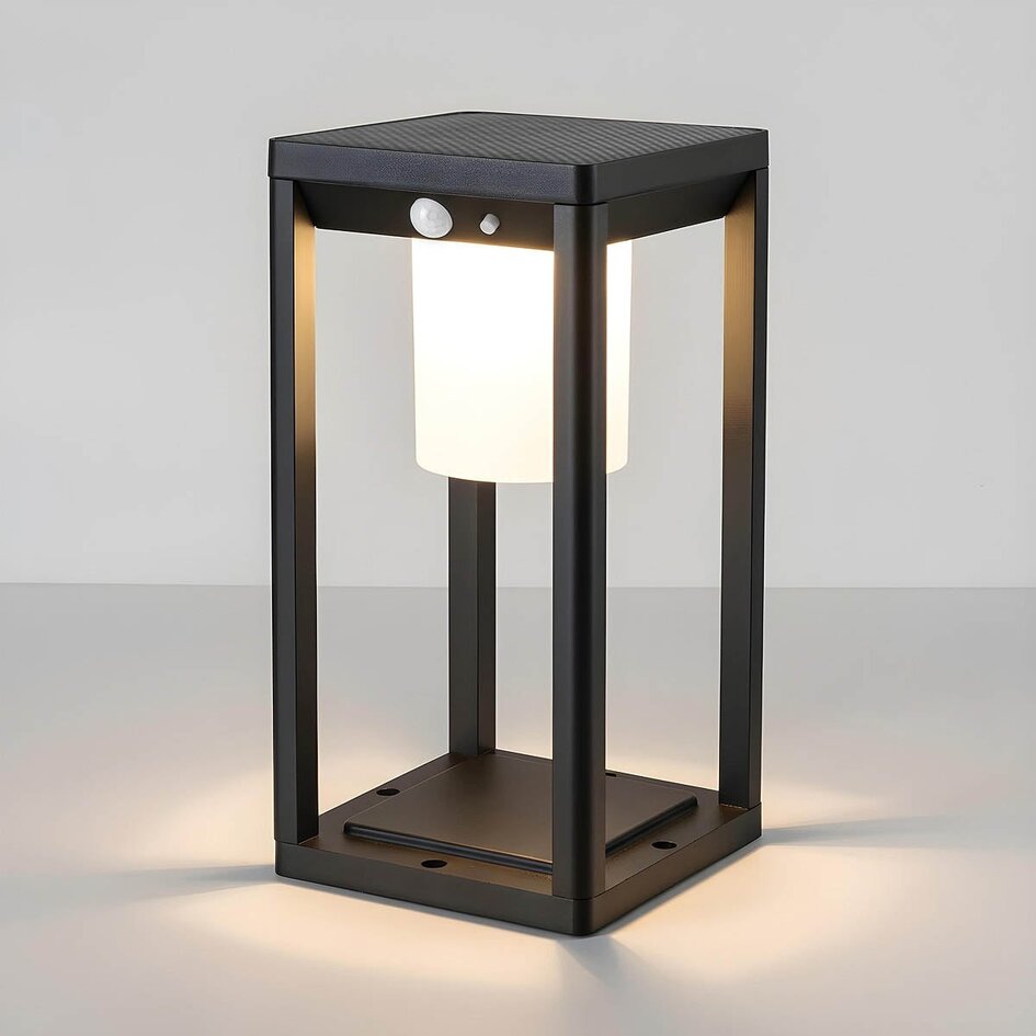 Solcellsdriven stående utomhuslampa Kiran med sensor - svart med integrerad LED