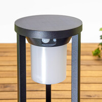 Solcellsdriven stående utomhuslampa Chiara med sensor - svart med integrerad LED