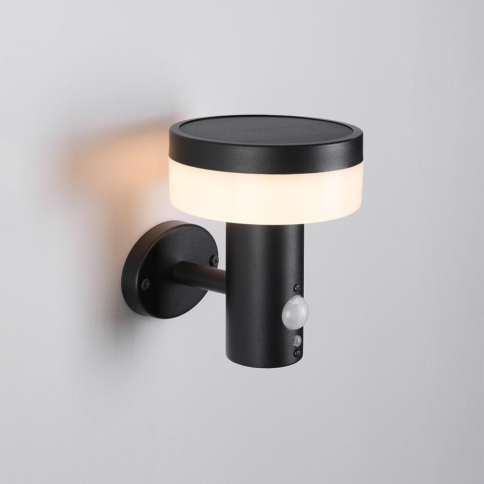 Modern solcellsvägglampa för utomhusbruk i svart med sensor - Sandrine
