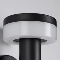 Modern solcellsvägglampa för utomhusbruk i svart med sensor - Sandrine