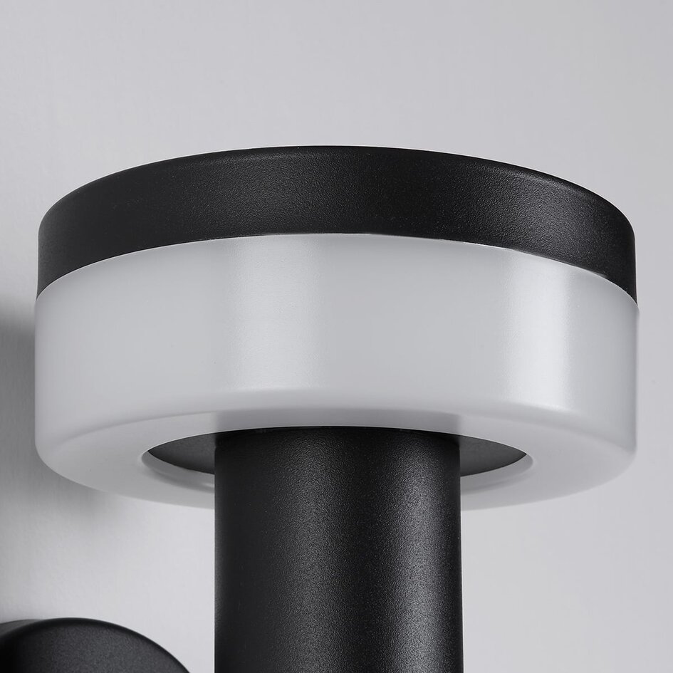 Modern solcellsvägglampa för utomhusbruk i svart med sensor - Sandrine
