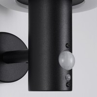 Modern solcellsvägglampa för utomhusbruk i svart med sensor - Sandrine
