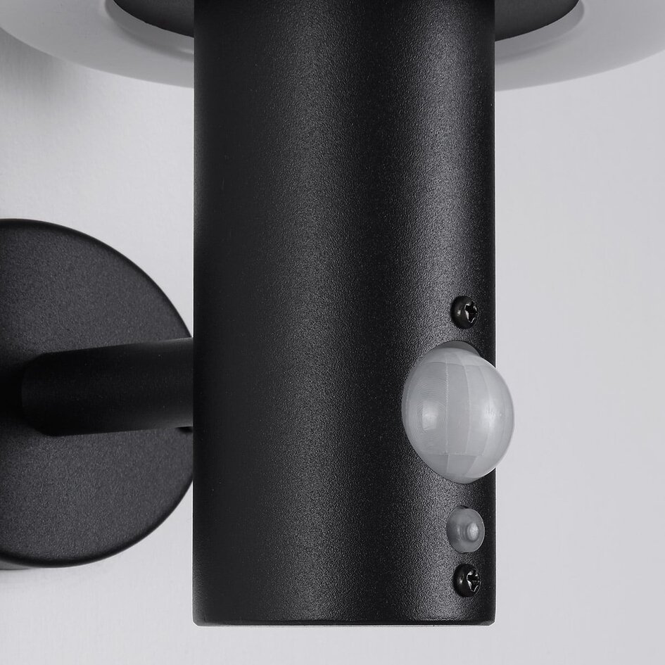 Modern solcellsvägglampa för utomhusbruk i svart med sensor - Sandrine