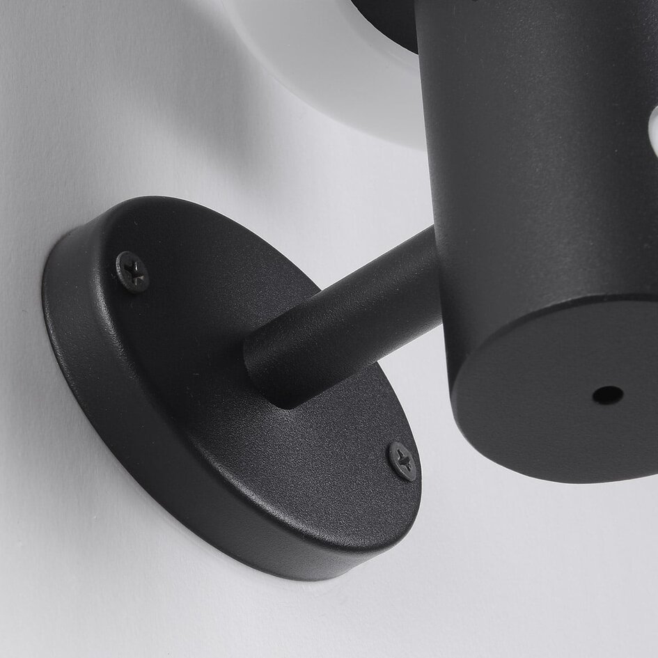Modern solcellsvägglampa för utomhusbruk i svart med sensor - Sandrine