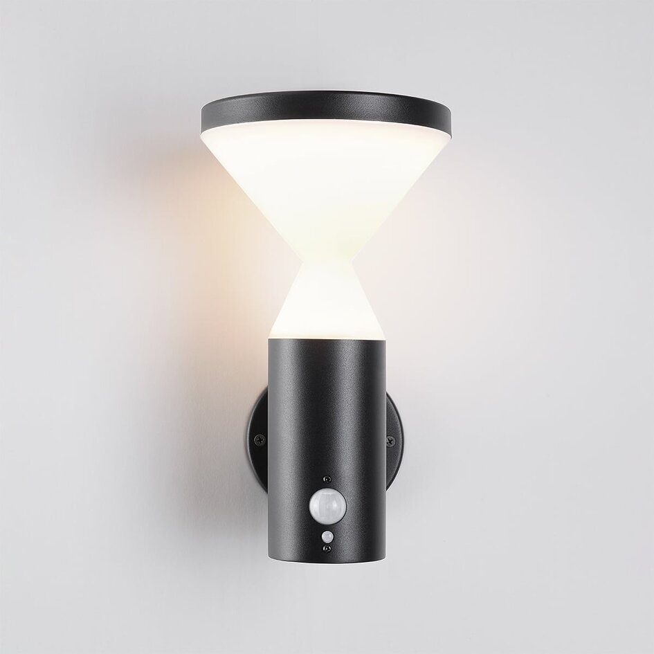 Modern solcellsvägglampa för utomhusbruk i svart med sensor - Chandler