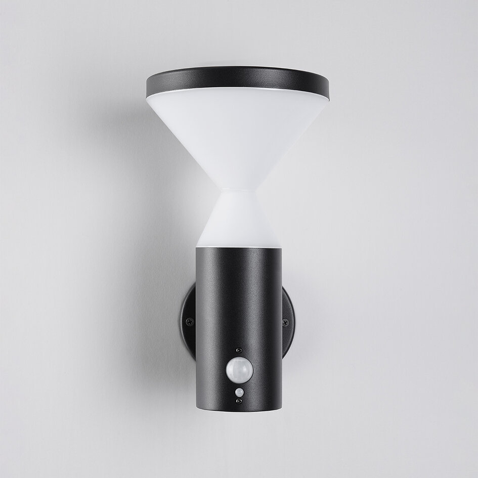 Modern solcellsvägglampa för utomhusbruk i svart med sensor - Chandler