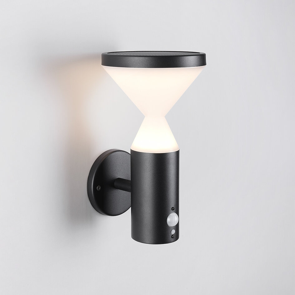 Modern solcellsvägglampa för utomhusbruk i svart med sensor - Chandler
