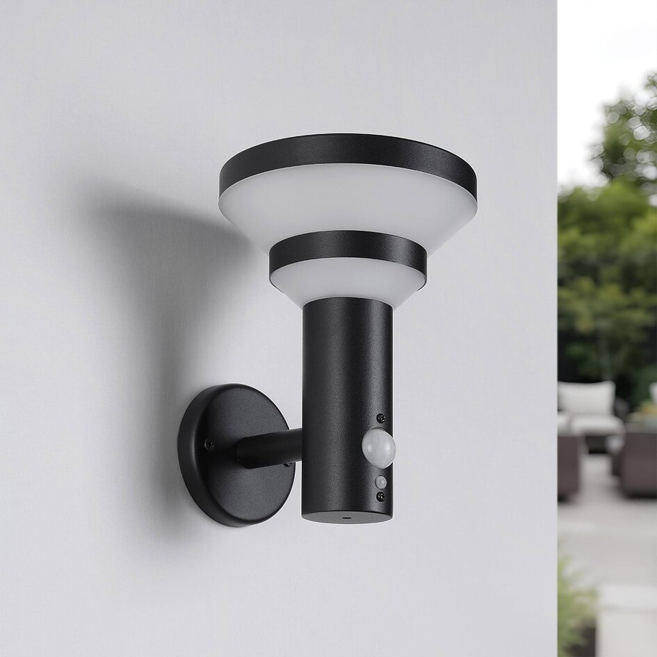 Modern solcellsvägglampa för utomhusbruk i svart med sensor - Kensington