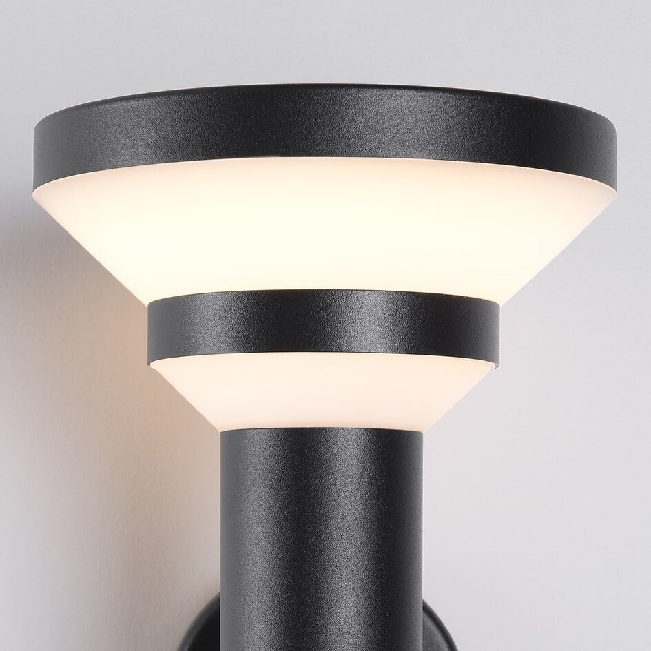 Modern solcellsvägglampa för utomhusbruk i svart med sensor - Kensington