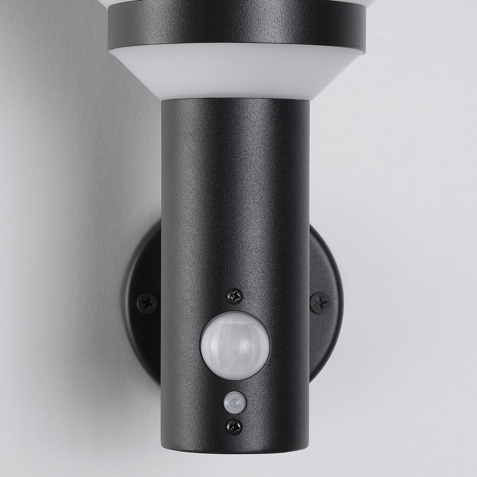 Modern solcellsvägglampa för utomhusbruk i svart med sensor - Kensington