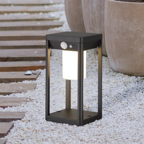 Solcellsdriven stående utomhuslampa Sparky med sensor - svart med integrerad LED