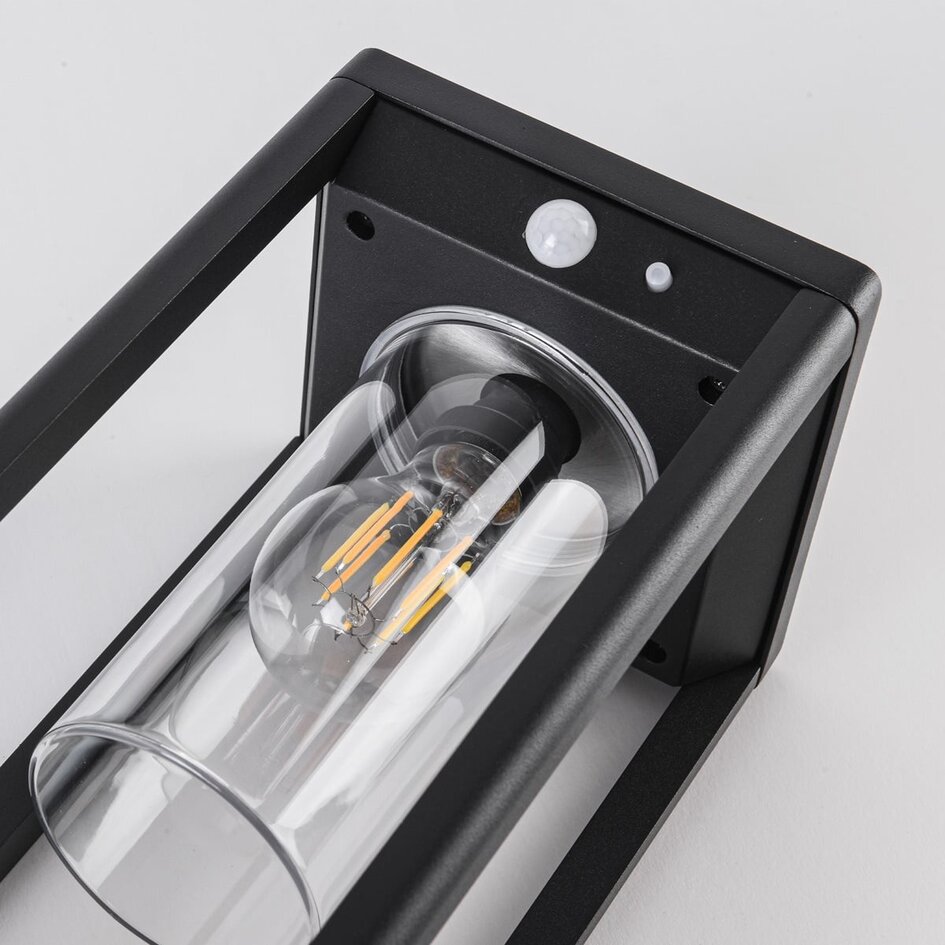 Solcellsdriven stående utomhuslampa Illumina med sensor - svart