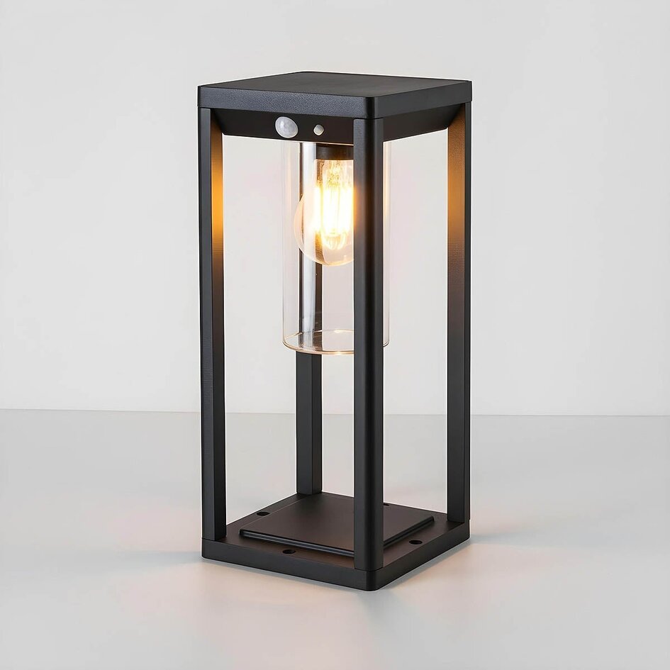 Solcellsdriven stående utomhuslampa Illumina med sensor - svart