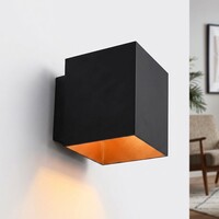 Modern vägglampa Fay i svart med guldfärgad insida
