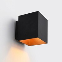 Modern vägglampa Fay i svart med guldfärgad insida