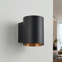 Modern vägglampa Jen i svart med guldfärgad insida