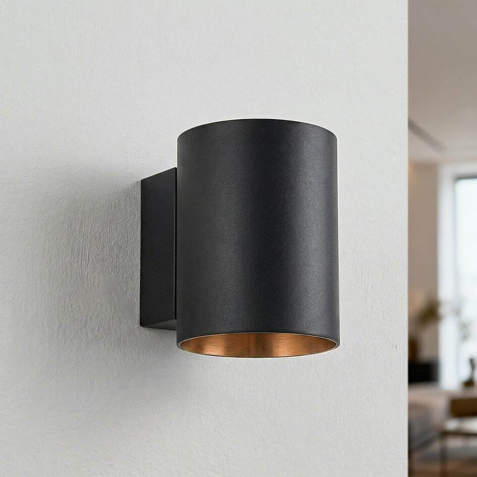 Modern vägglampa Jen i svart med guldfärgad insida