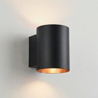 Modern vägglampa Jen i svart med guldfärgad insida