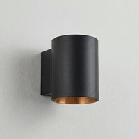 Modern vägglampa Jen i svart med guldfärgad insida