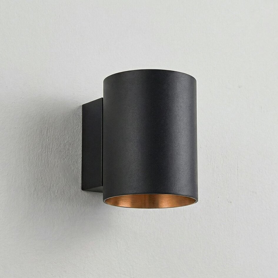 Modern vägglampa Jen i svart med guldfärgad insida