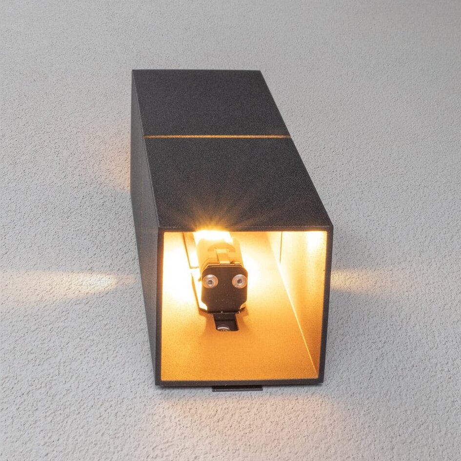 Modern vägglampa Zev i svart med guld