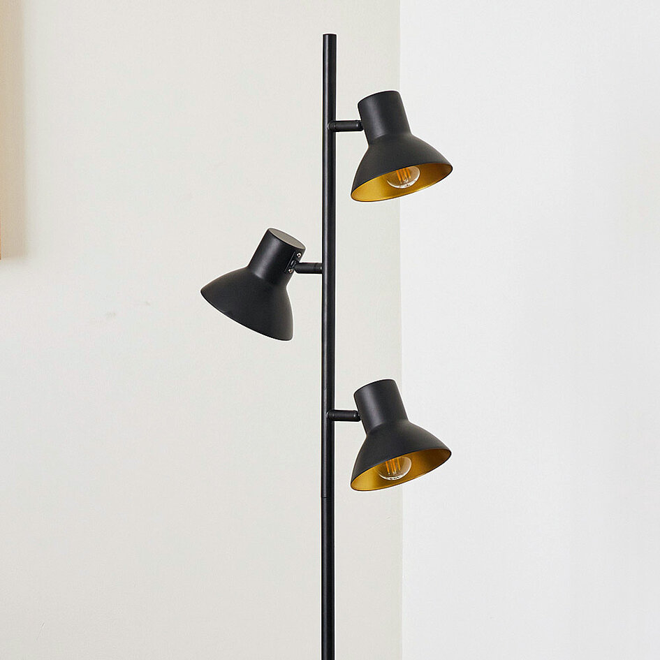 Industriell golvlampa Bailey med tre lampor i svart med guld