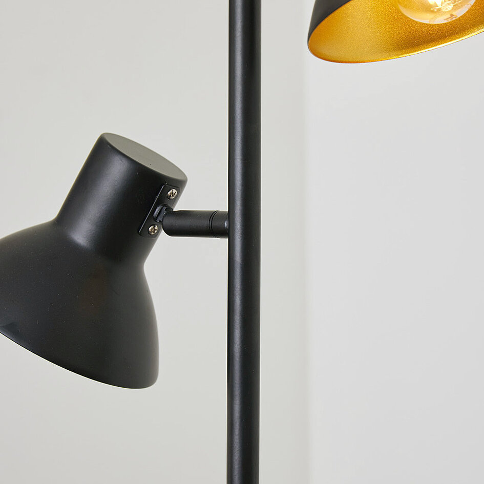 Industriell golvlampa Bailey med tre lampor i svart med guld