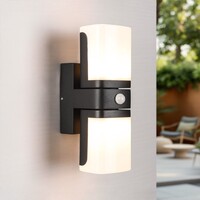 Justerbar utomhusvägglampa Bobby med sensor - svart med integrerad LED