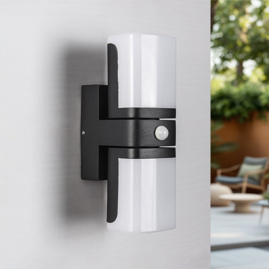 Justerbar utomhusvägglampa Bobby med sensor - svart med integrerad LED