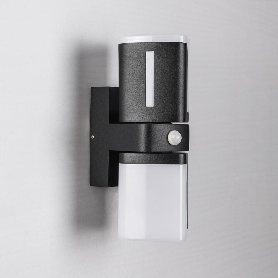 Justerbar utomhusvägglampa Bobby med sensor - svart med integrerad LED