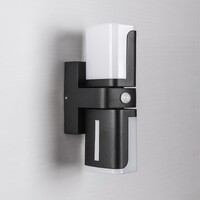Justerbar utomhusvägglampa Bobby med sensor - svart med integrerad LED