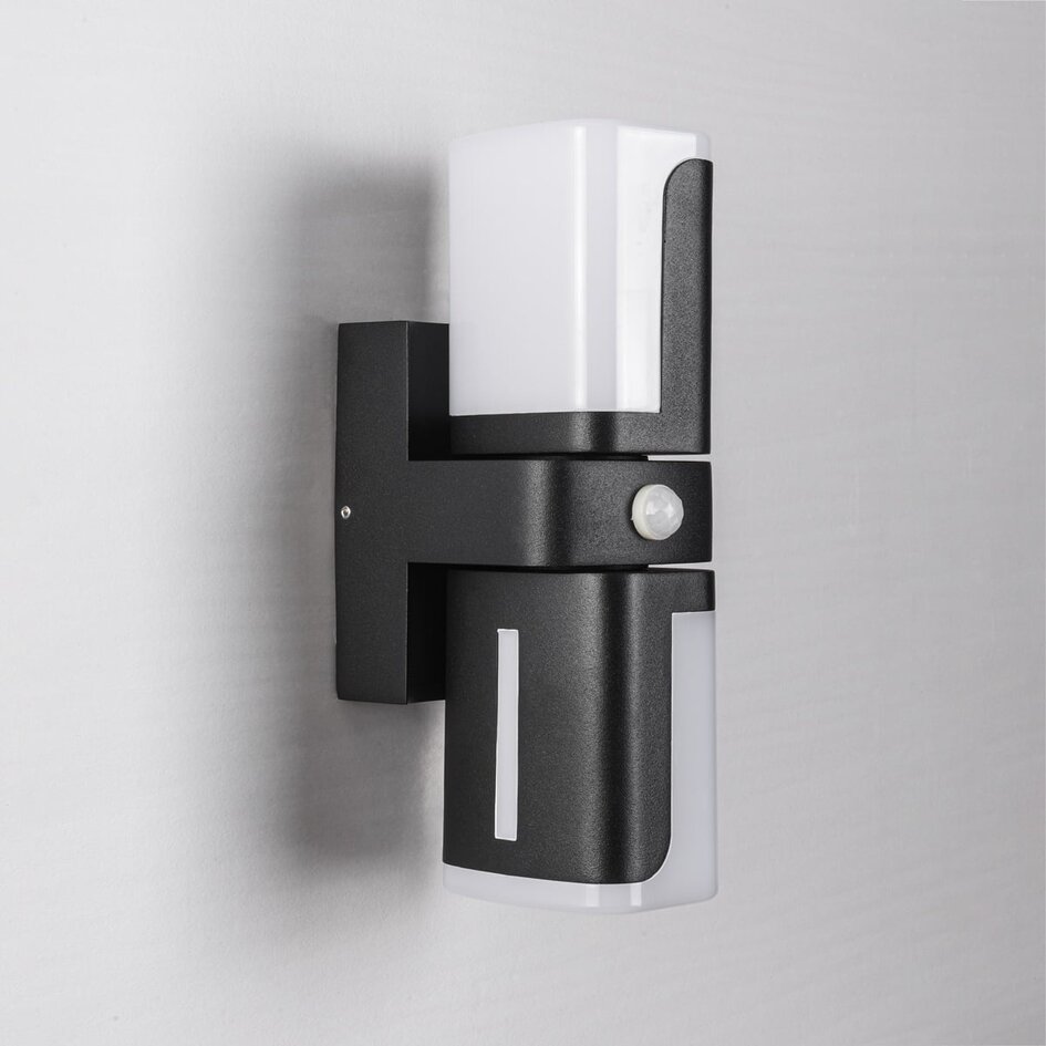 Justerbar utomhusvägglampa Bobby med sensor - svart med integrerad LED