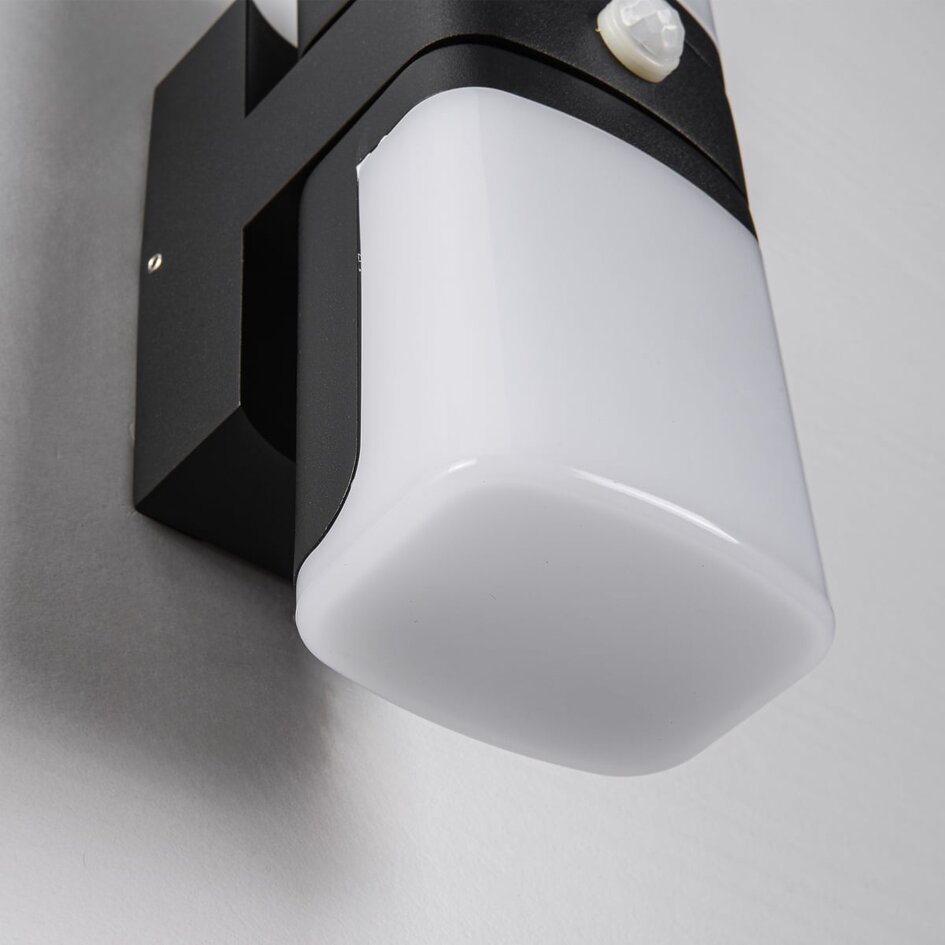 Justerbar utomhusvägglampa Bobby med sensor - svart med integrerad LED