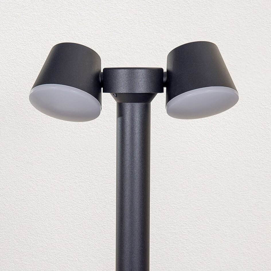 Justerbar stående utomhuslampa Penny - svart med integrerad LED