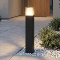 Stående utomhuslampa Ivo - svart med integrerad LED