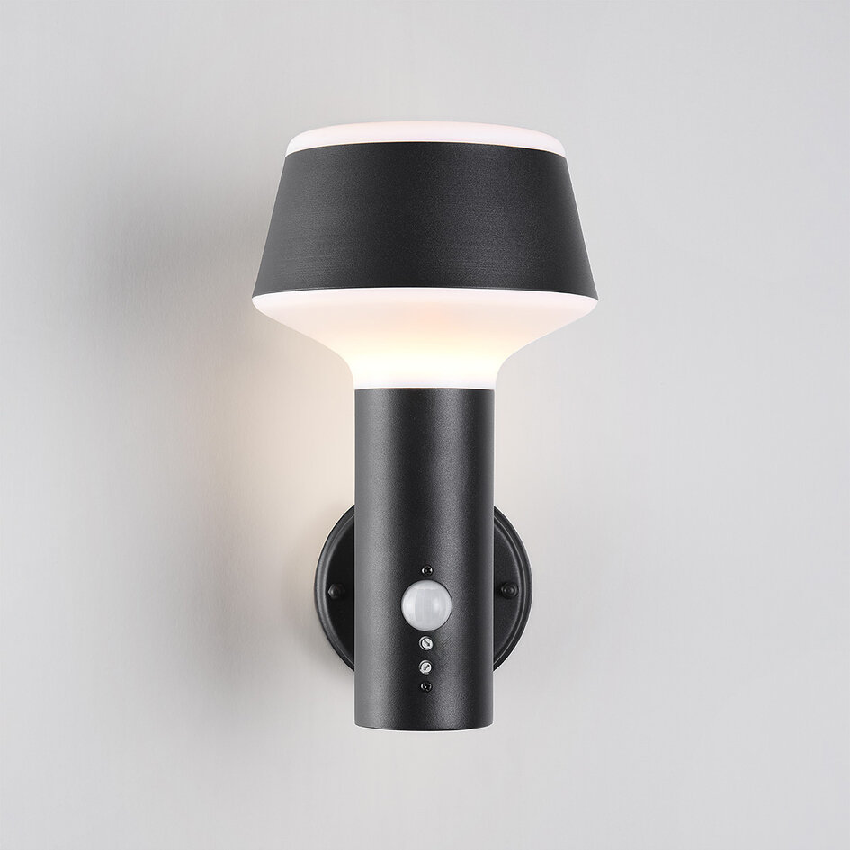 Industriell utomhusvägglampa Max - med sensor i svart