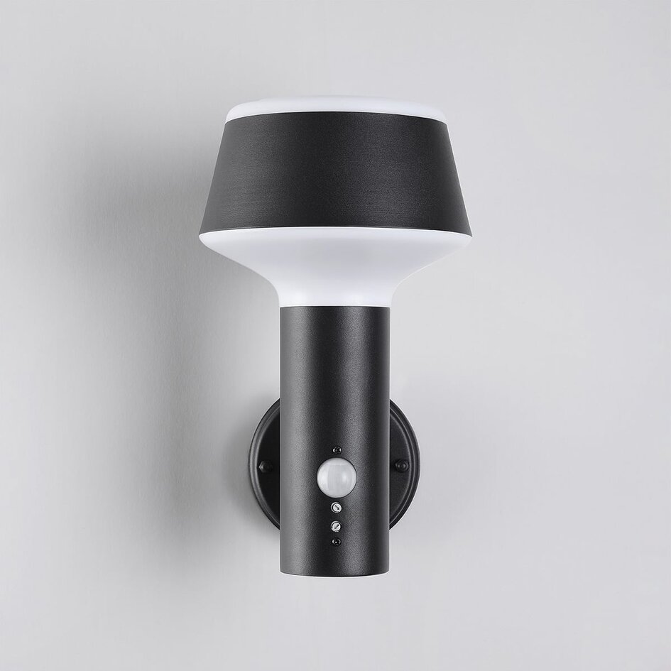Industriell utomhusvägglampa Max - med sensor i svart