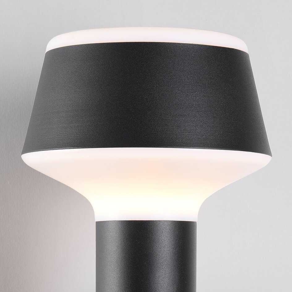 Industriell utomhusvägglampa Max - med sensor i svart