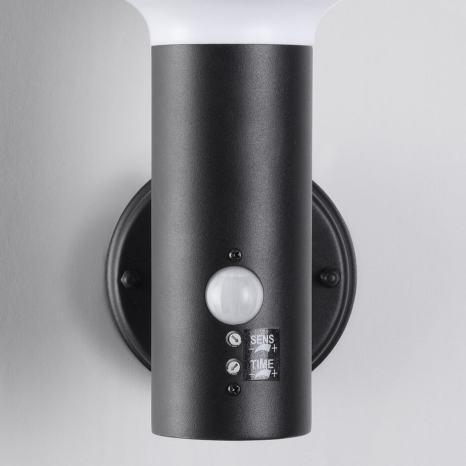 Industriell utomhusvägglampa Max - med sensor i svart