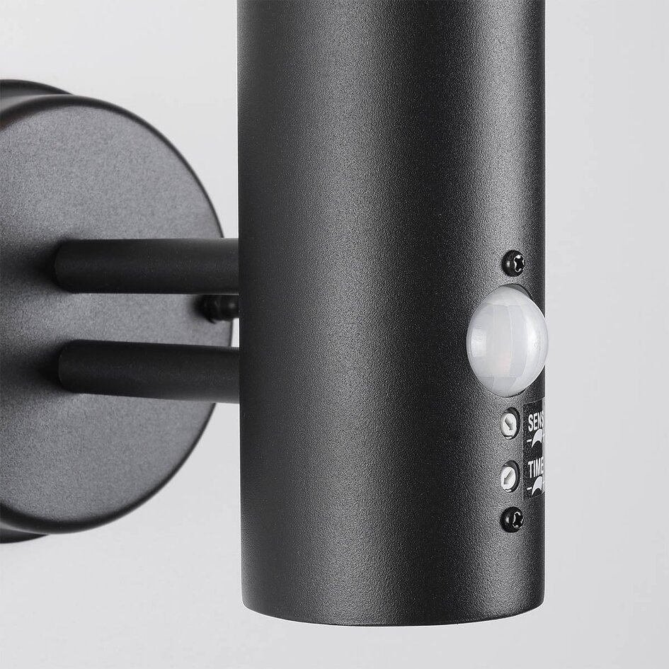 Industriell utomhusvägglampa Max - med sensor i svart