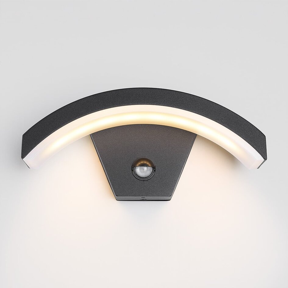 Designad utomhusvägglampa Vic med sensor - svart med integrerad LED