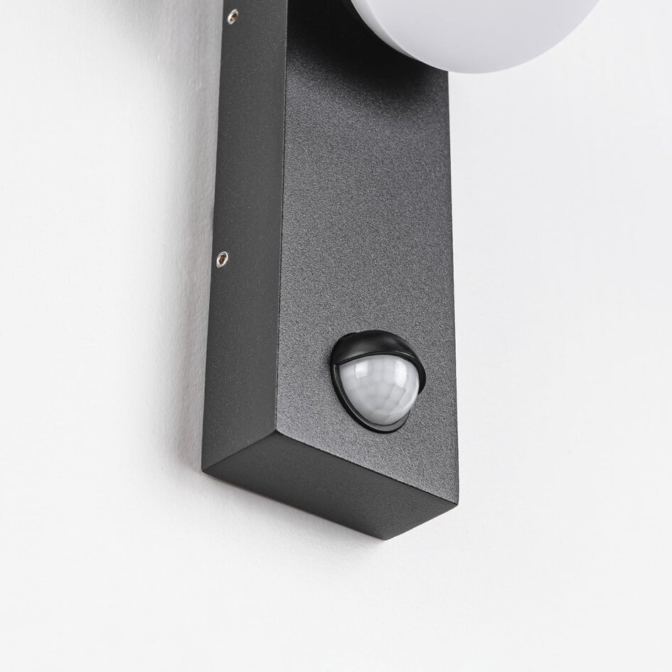 Industriell utomhusvägglampa Sil med sensor - svart med integrerad LED