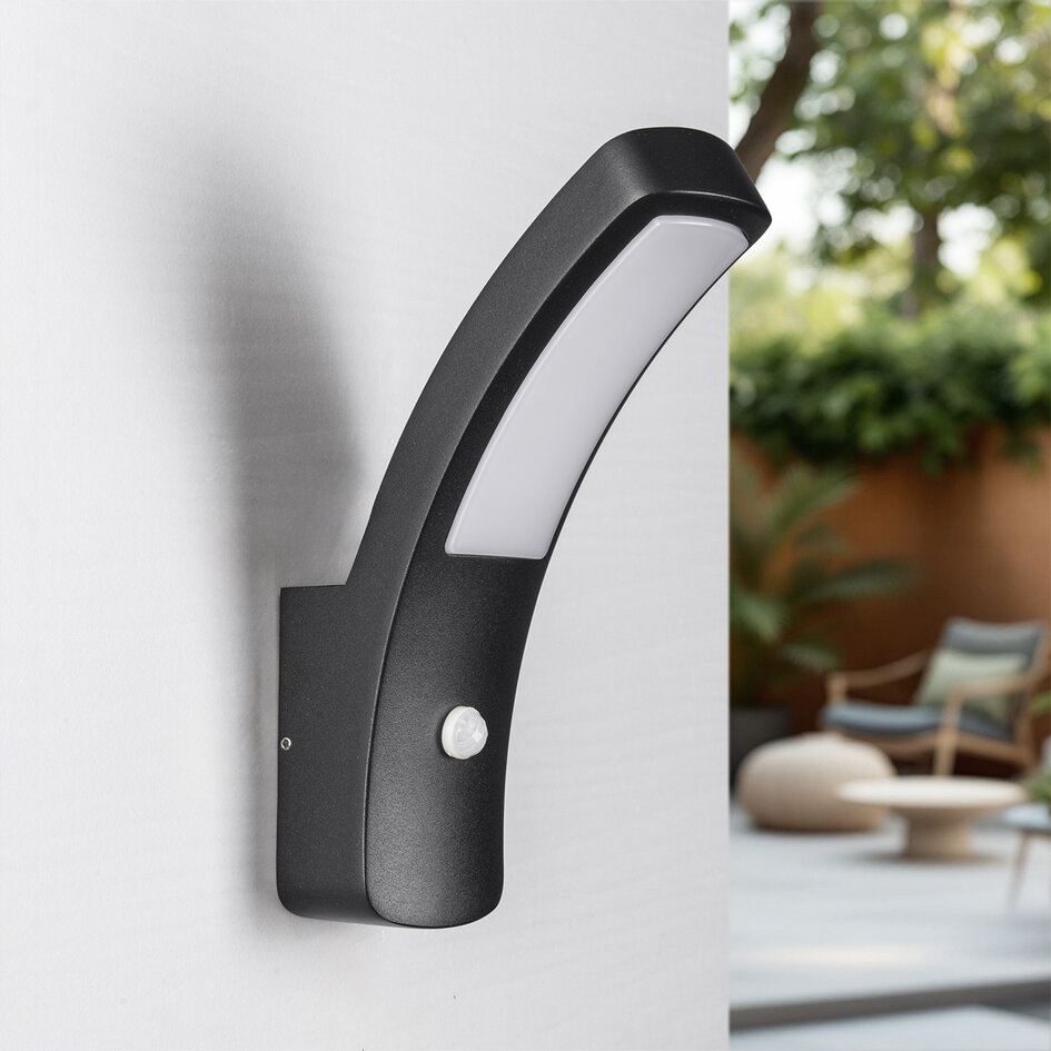 Modern utomhusvägglampa Noah med sensor - svart med integrerad LED