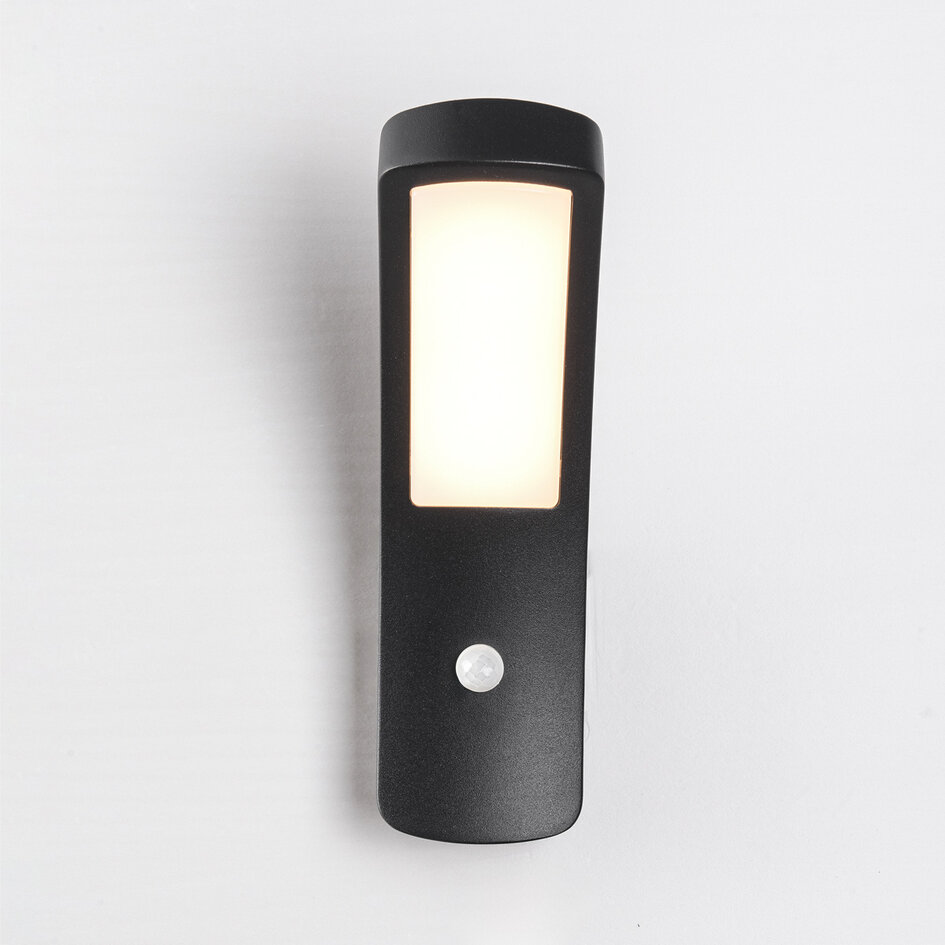 Modern utomhusvägglampa Noah med sensor - svart med integrerad LED