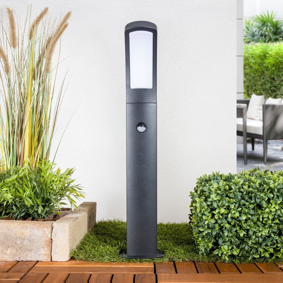 Modern stående utomhuslampa Reese med sensor - svart med integrerad LED